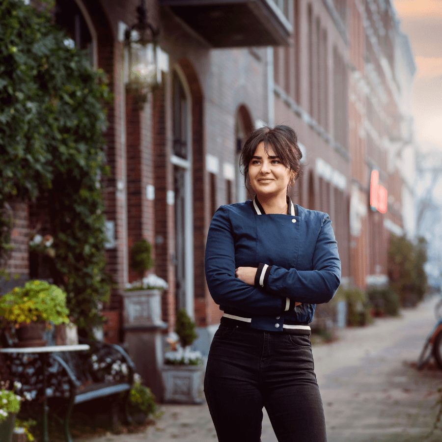 Vrouw met armen over elkaar op de stoep