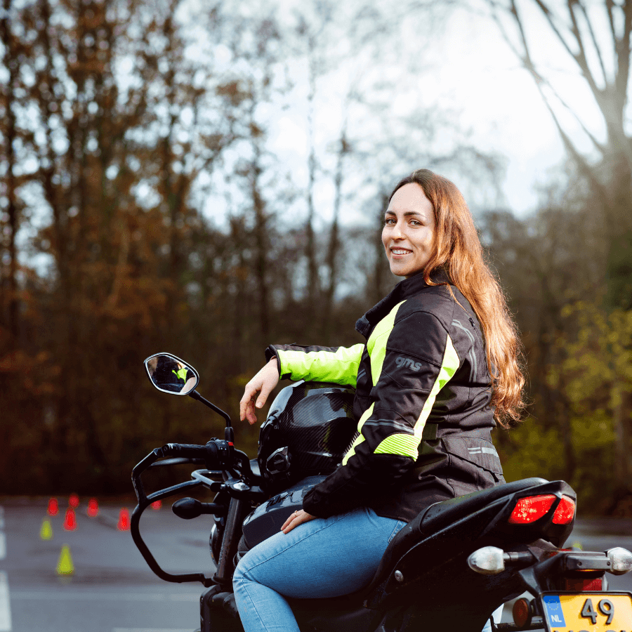 Vrouw zit op motor