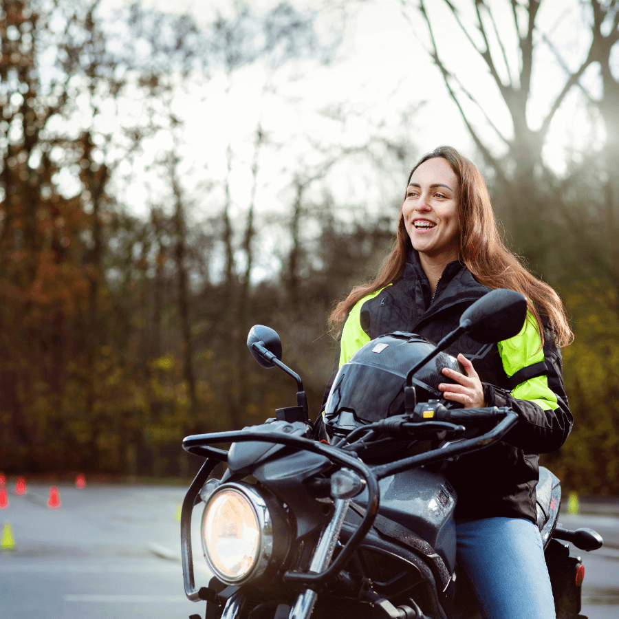 Vrouw zit op motor